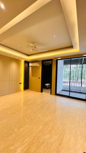 Room in 4 BHK Builder Floor at Sector 50 – for Sale