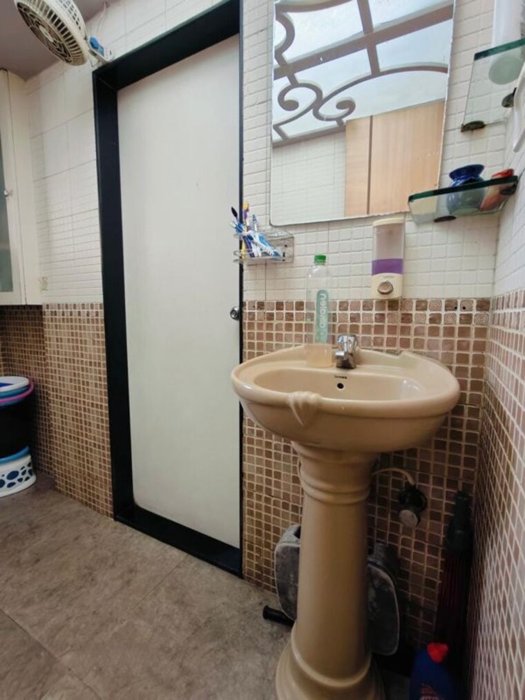 Bathroom, sindhi-society 3 Bedroom 1430 Sq.Ft. Apartment In Chembur Mumbai 10565322