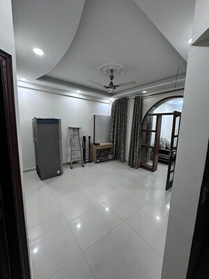 Room in 2 BHK Builder Floor at Nehru Enclave – for Rent