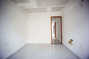 Room in 4 BHK Apartment at Vaishnodevi Circle – for Sale