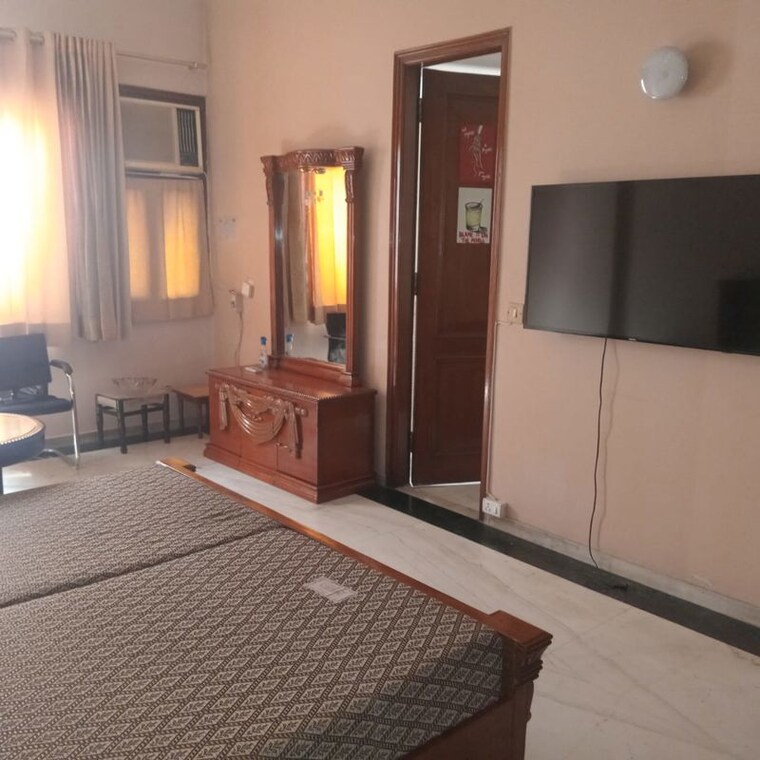Bedroom, greater kailash ii 3 Bedroom 250 Sq.Yd. Builder Floor In Greater Kailash ii Delhi 10565377
