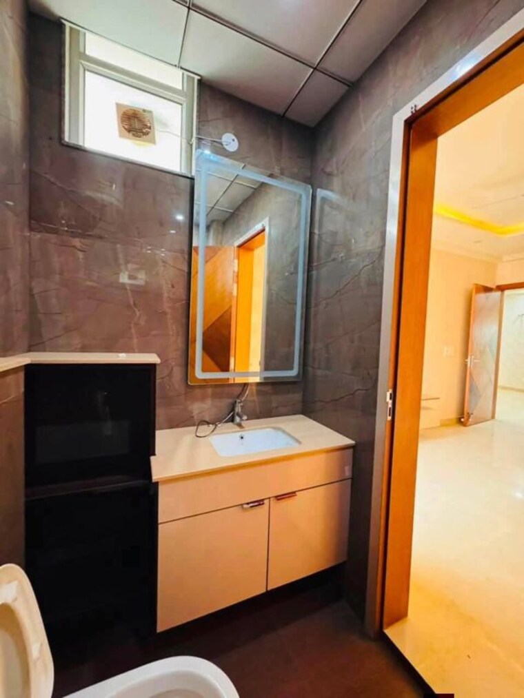 Bathroom, sushant lok i 3 Bedroom 1800 Sq.Ft. Builder Floor In Sushant Lok I Gurgaon 10565405