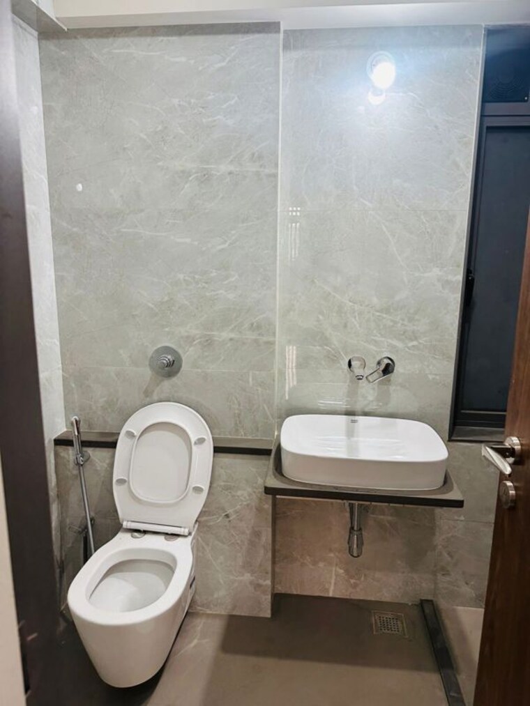 Bathroom, shree-krishna-navageeta 2 Bedroom 820 Sq.Ft. Apartment In Chembur Mumbai 10565440