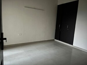 Room in 3.5 BHK Apartment at Paramount Floraville, Sector 137 – for Rent