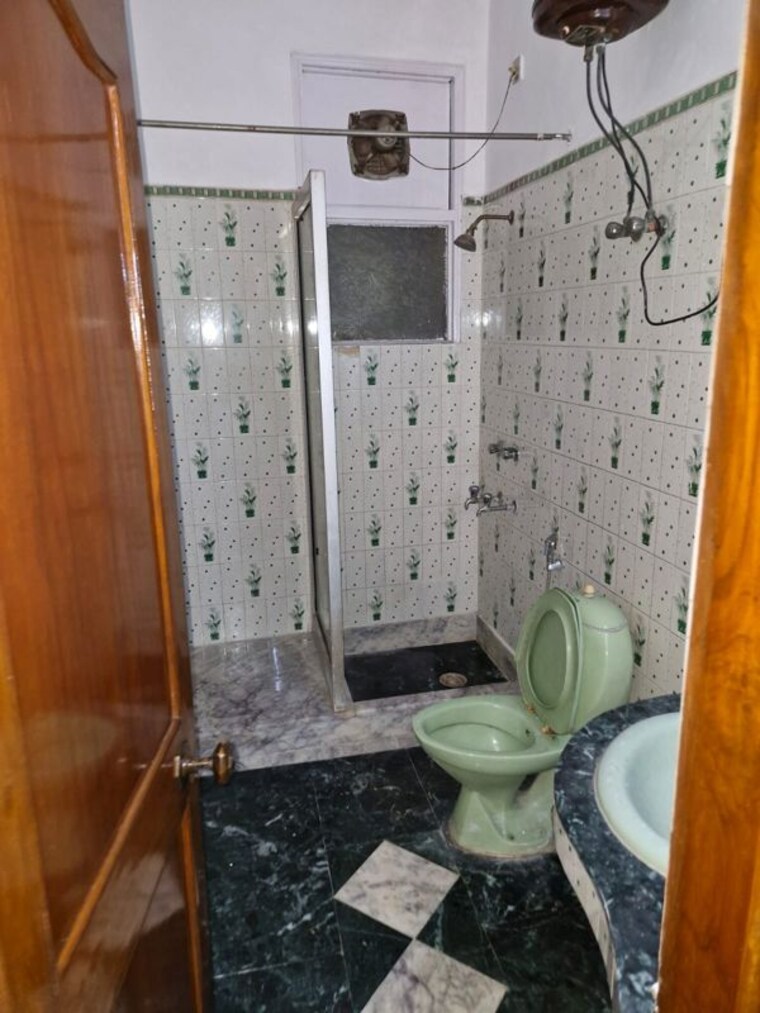 Bathroom, greater kailash i 3 Bedroom 300 Sq.Yd. Builder Floor In Greater Kailash I Delhi 10565505
