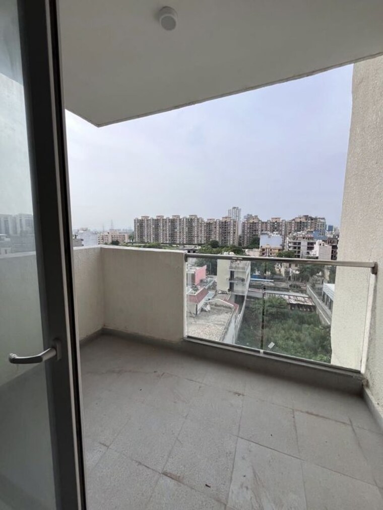 Balcony, tulip-yellow 3 Bedroom 1704 Sq.Ft. Apartment In Sector 69 Gurgaon 10565523