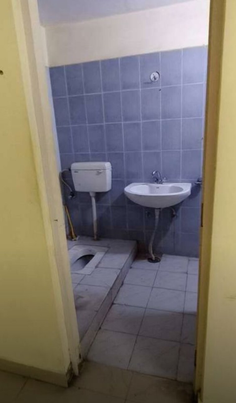 Bathroom, alaknanda-apartment-gomti-nagar 2 Bedroom 1500 Sq.Ft. Apartment In Gomti Nagar Lucknow 10565524