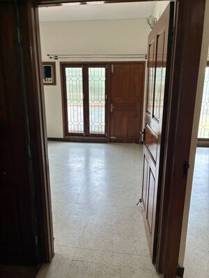 Room in 3 BHK Apartment at Cooke Town – for Rent