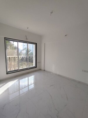Room in 5 BHK Apartment at Oberoi Realty Esquire, Goregaon East – for Sale