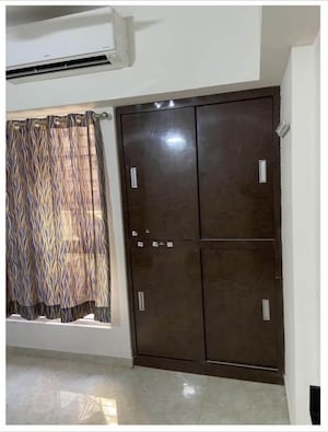 Room in 1 BHK Apartment at Lodha Amara, Kolshet Road – for Rent