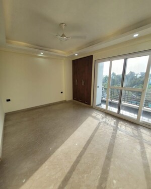 Room in 3 BHK Apartment at DLF Alameda Independent Floors, Sector 73 – for Rent