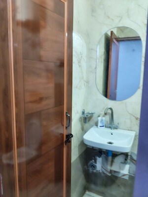 Bathroom in 1 BHK Builder Floor at Sector 40 – for Rent