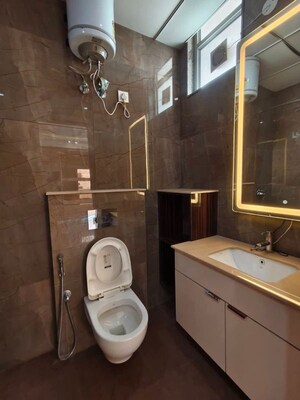 Bathroom in 4 BHK Apartment at DLF Trinity Towers, Dlf Phase V – for Sale