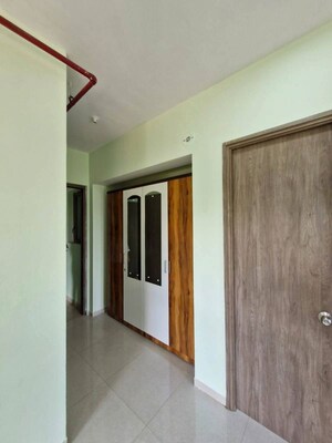 Room in 2 BHK Apartment at Kalpataru Paramount, Kapur Bawdi – for Rent
