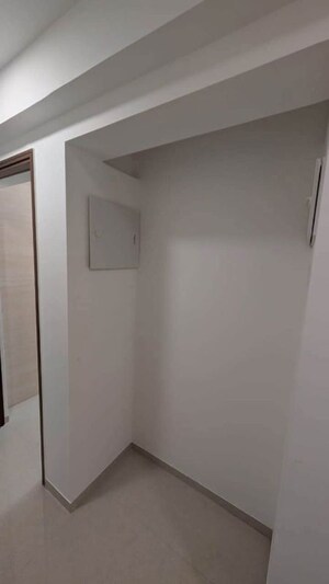 Room in 3 BHK Apartment at Kalpataru Parkcity, Kolshet Road – for Rent