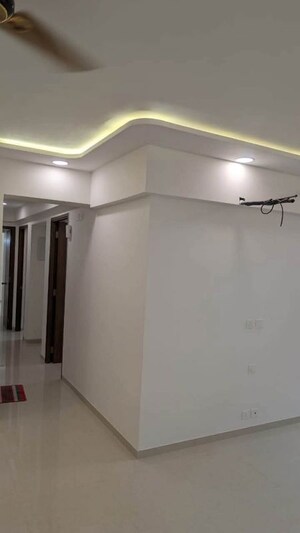 Room in 3 BHK Apartment at Kalpataru Parkcity, Kolshet Road – for Rent
