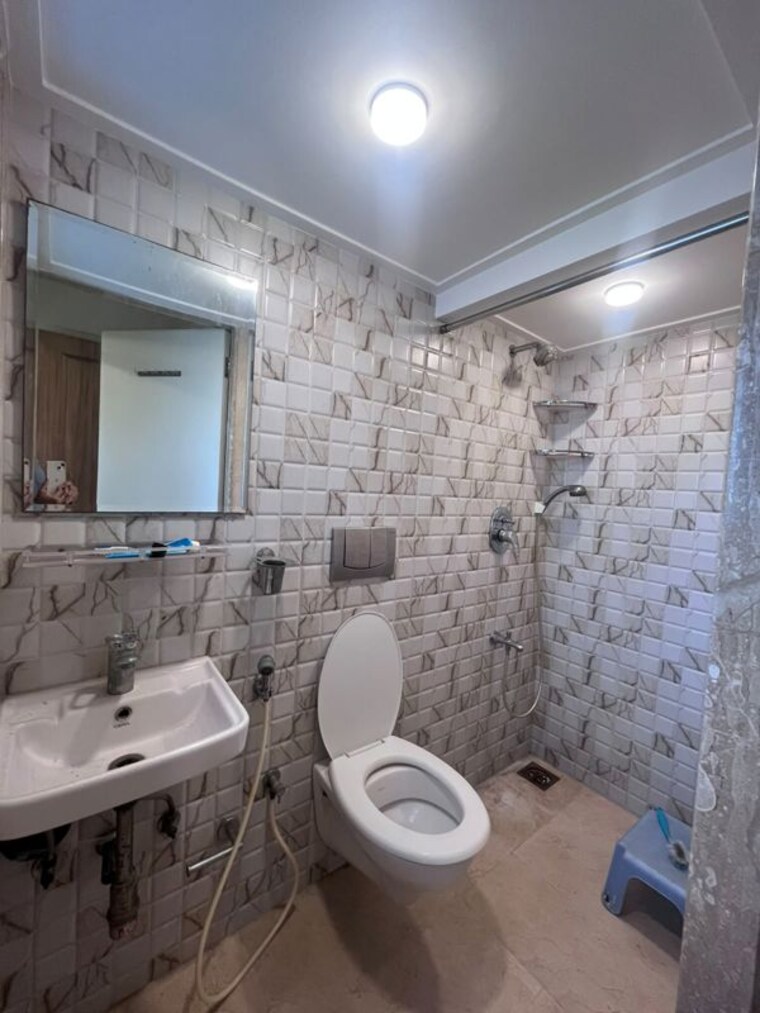 Bathroom, juhu 1 Bedroom 550 Sq.Ft. Apartment In Juhu Mumbai 10552037