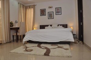 Bedroom in 4 BHK Apartment at DLF The Summit, Dlf Phase V – for Sale