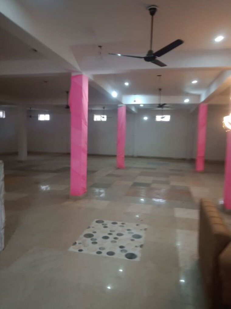  Parking, malhour Commercial Showroom 3600 Sq.Ft. In Malhour Lucknow 10565959