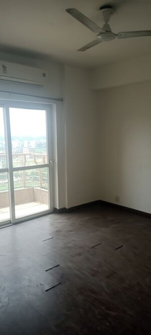 Room in 3.5 BHK Apartment at BPTP The Resort, Sector 75 – for Rent