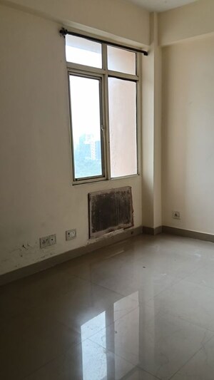 Room in 2.5 BHK Apartment at Today Ridge Residency, Sector 135 – for Rent