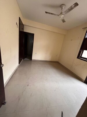 Room in 4 BHK Apartment at Omaxe Heights, Sector 86 – for Rent