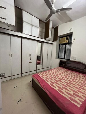 Room in 1 BHK Apartment at Khar West – for Rent