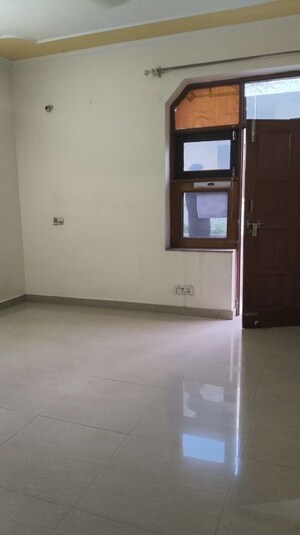 Room in 3 BHK Builder Floor at Sector 23 – for Rent
