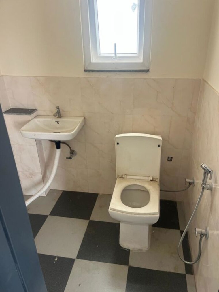 Bathroom, sector 22 1 RK 920 Sq.Ft. Independent House In Sector 22 Gurgaon 10566144