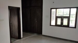 Room in 3 BHK Independent House at Gamma Ii Greater Noida – for Rent