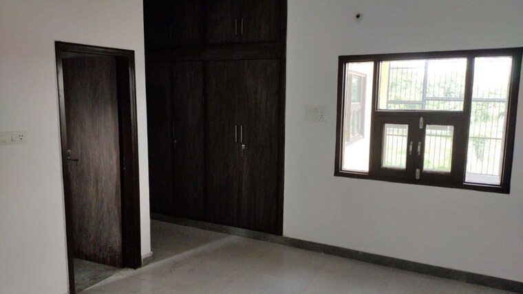 Room, gamma ii greater noida 3 Bedroom 200 Sq.Mt. Independent House In Gamma Ii Greater Noida Greater Noida 10566152