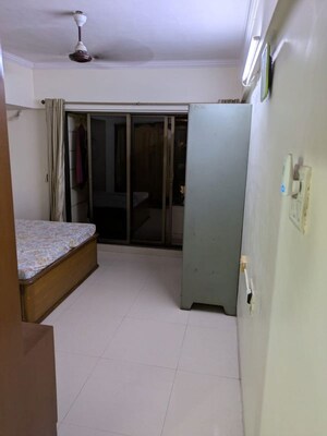 Room in 3 BHK Apartment at Khar West – for Rent