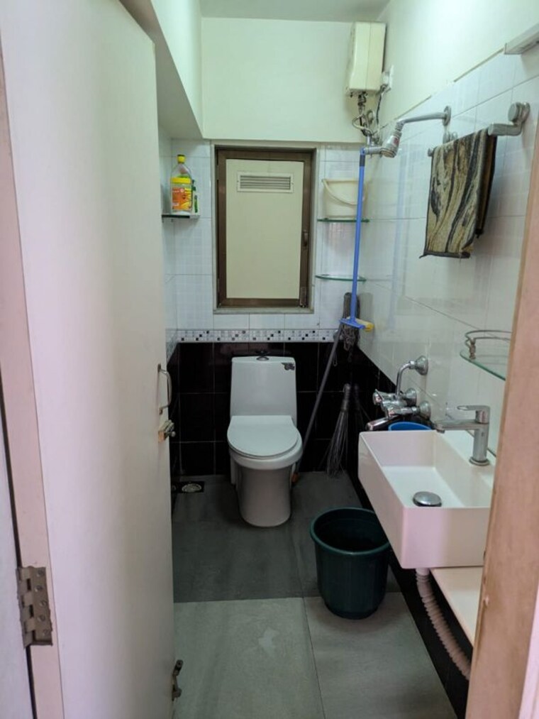 Washroom, khar west 3 Bedroom 1100 Sq.Ft. Apartment In Khar West Mumbai 10566175