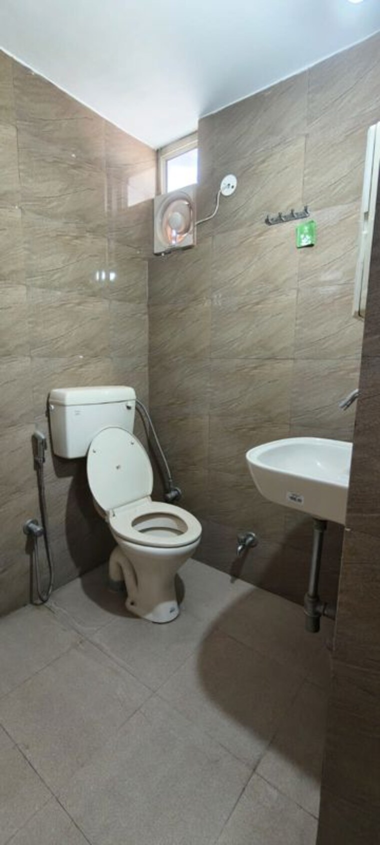 Bathroom, sector 55 2 Bedroom 160 Sq.Yd. Builder Floor In Sector 55 Gurgaon 10566218