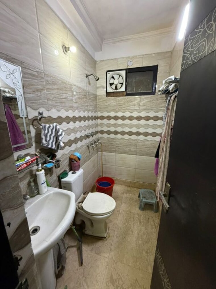 Bathroom, janakpuri 2 Bedroom 900 Sq.Ft. Builder Floor In Janakpuri Delhi 10566133