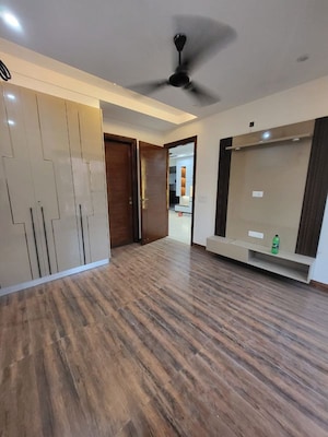 Room in 3 BHK Builder Floor at Sector 15 – for Rent