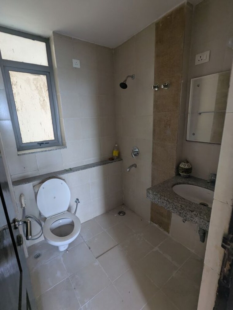 Bathroom, unitech-uniworld-gardens-2 2 Bedroom 975 Sq.Ft. Apartment In Sector 47 Gurgaon 10566292