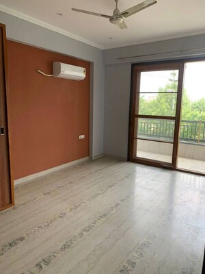 Room in 3 BHK Builder Floor at BPTP Amstoria, Sector 102 – for Sale