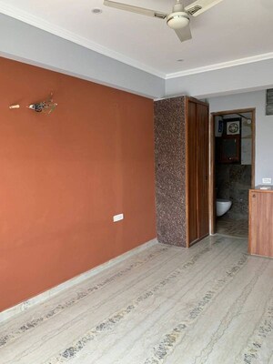 Room in 3 BHK Builder Floor at BPTP Amstoria, Sector 102 – for Sale