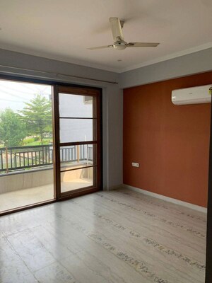 Room in 3 BHK Builder Floor at BPTP Amstoria, Sector 102 – for Sale