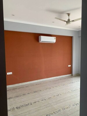 Room in 3 BHK Builder Floor at BPTP Amstoria, Sector 102 – for Sale