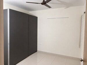 Room in 2 BHK Apartment at Prestige Finsbury Park Regent, Bagaluru – for Rent