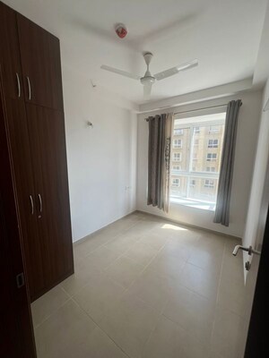 Room in 2.5 BHK Apartment at Bhartiya Nikoo Homes, Thanisandra Main Road – for Rent