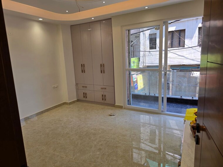 Room, shiv nagar 3.5 Bedroom 110 Sq.Yd. Apartment In Shiv Nagar Delhi 10567174