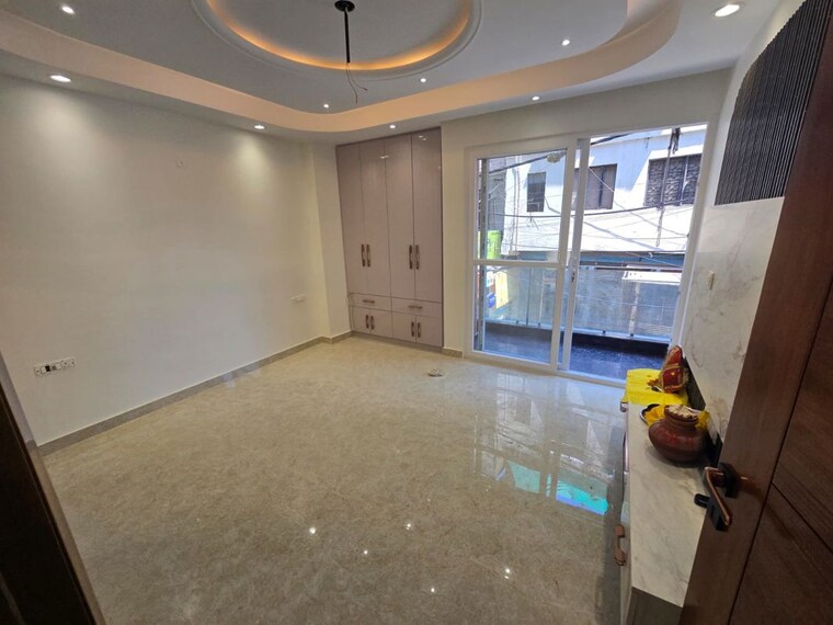  Parking, janakpuri 3 Bedroom 225 Sq.Yd. Apartment In Janakpuri Delhi 10460920