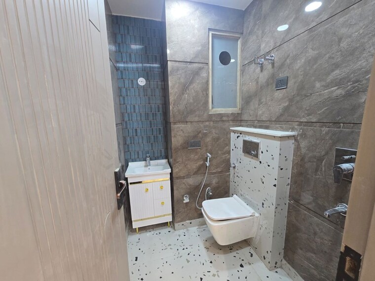 Bathroom, janakpuri 3 Bedroom 225 Sq.Yd. Apartment In Janakpuri Delhi 10460920