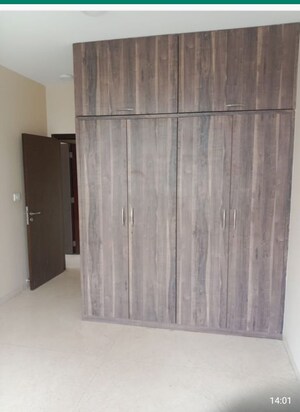 Room in 5 BHK Apartment at Oberoi Realty Esquire, Goregaon East – for Sale