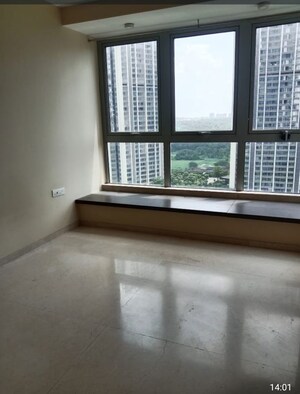 Room in 5 BHK Apartment at Oberoi Realty Esquire, Goregaon East – for Sale