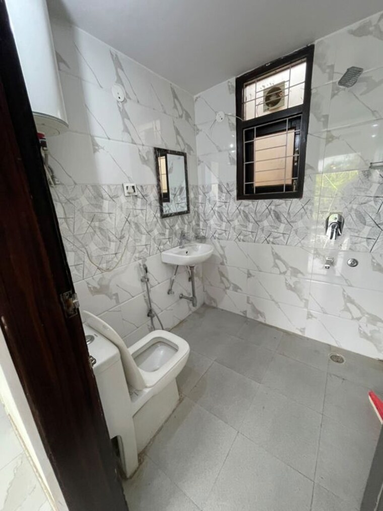 Bathroom, sector 4 3 Bedroom 2000 Sq.Ft. Builder Floor In Sector 4 Gurgaon 10567525