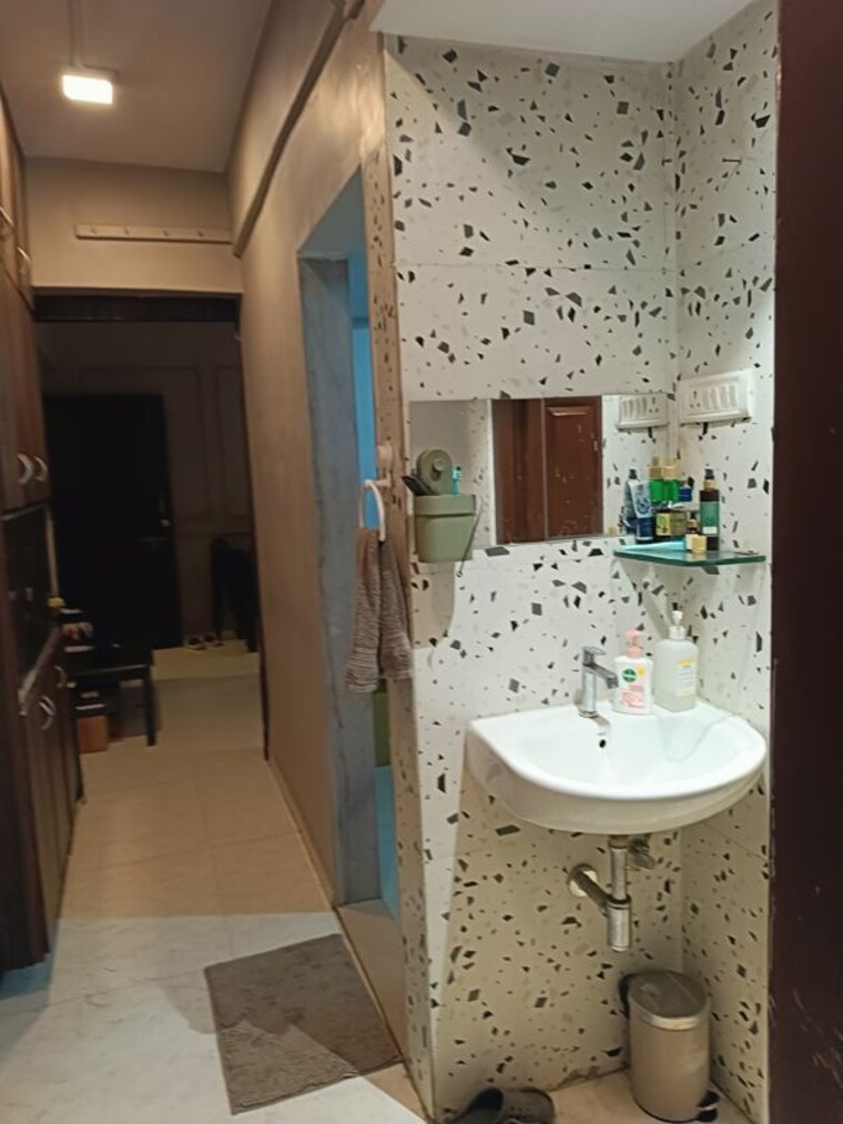 Bathroom, nutan-madhuban-apartment 1 Bedroom 500 Sq.Ft. Apartment In Worli Mumbai 10567645